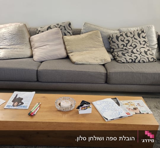 שולחן עץ עם עטים, מגזינים וקערה